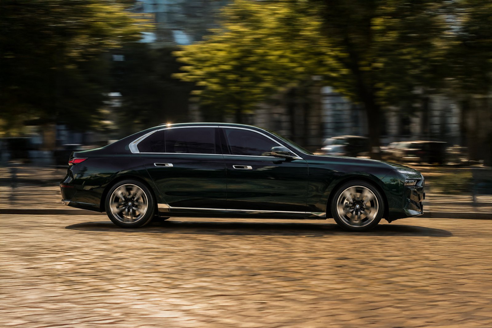 Schwarzer BMW 7er des FIVEWAY Chauffeurservice vor moderner Architektur in Nürnberg